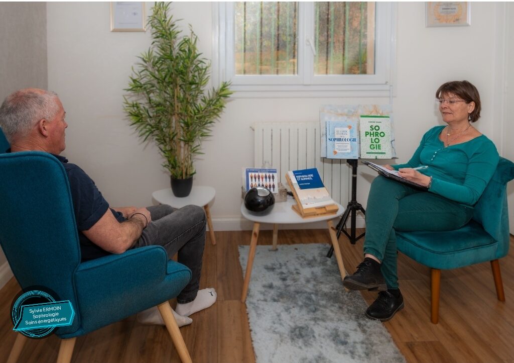 Sophrologue à Laval accompagnant un consultant en séance individuelle de sophrologie, méthode clé et relaxation.